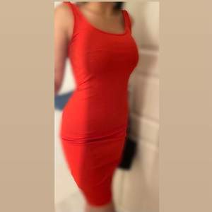 Säljer denna röda klänning i storlek S för 70kr. (KÖPAREN STÅR FÖR FRAKTEN)