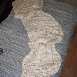 Gigantisk stickad tubhalsduk - Den är nog 3 m totalt virkad/stickad mjukt garn, inte alls stickig.