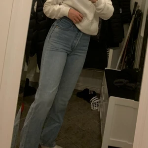 Levis jeans  - Säljer mina Levis jeans i modellen Ribcage straight. Då det inte kommer till användning, jeansen är aldrig använda. Dels för det högre priset och att det är i stort sätt helt sprillans nya då jag fick det i födelsedags present i höstas. Om det är fler intresserad blir det högsta bud!               500kr + frakt