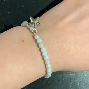 Ett armband gjort av marmor av 4mm marmor pärlor i vit med en stjärn i mitten
