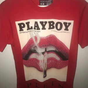 Playboy t-shirts  - En skit snygg t-shirts, den är helt ny och är i toppen skick. Dock är inte äkta. 