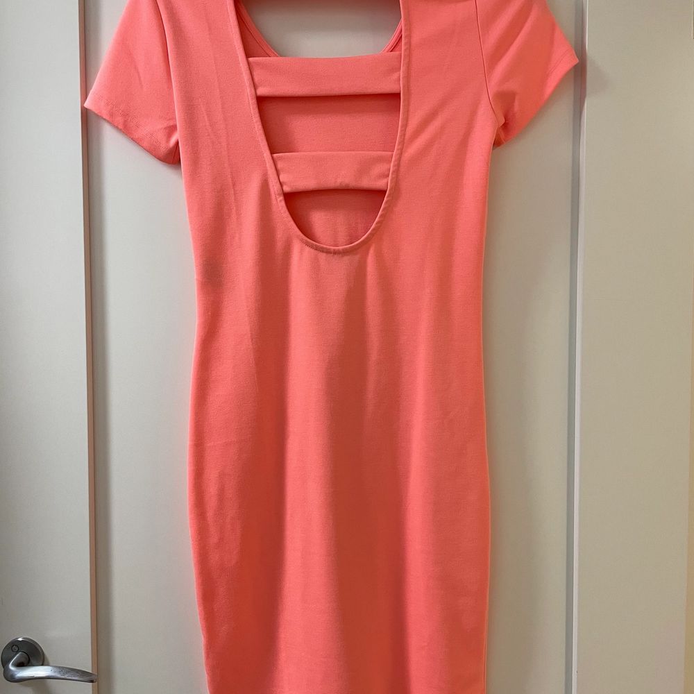 Neonrosa klänning, använd endast 1 gång. . Klänningar.