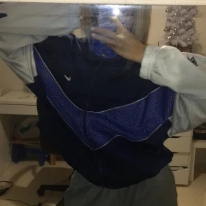 nike - skit cool nike tröja med basket ”tema”. även  köpt på second hand:) den är i väldigt gott skick och otroligt bekväm. de som även är najs med den är att ärmarna är väldigt breda 