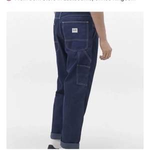 Feta lee jeans som har en arbetsbyxestil isch. Storlek 28/32 så dom passar small. Inte använda många gånger alls så är därför i nyskick och aldrig tvättade. Köpta för 900kr så säljer dom för 600kr men priset går att diskutera:)