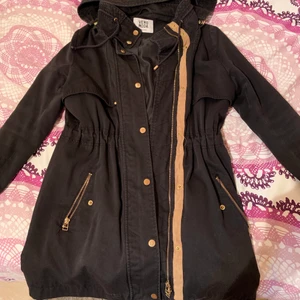 Höst jacka - Andvänder inte längre min fina höstjackan då jag har andra. Den är mysig och enkel och den har även en luva och är i beige och guld detaljer.