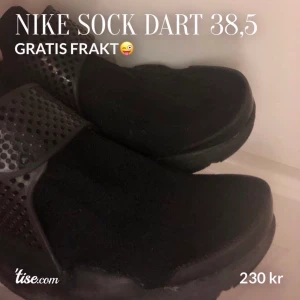 Nike sock dart 38,5 - Acceptabelt skick men fortfarande super fina och sköna 🥰 storlek 38,5 nypris 1300kr 