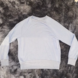 HM TRÖJA - Jättesöt sweatshirt/tunntröja från HM dam i storlek XS, köpte den för 299kr. Passar verkligen i alla årstider! Säljer pga inte kommer till användning mer. Tröjan ser lite ljusare ut på bilden än vad den är i verkligheten. Frakten ligger på runt 59kr, kontakta mig om du vill ha fler bilder / är intresserad!❤️