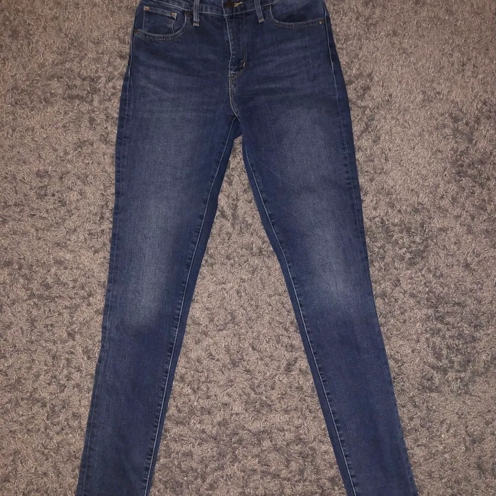 Jättefina marinblåa jeans, endast använda ett fåtal gånger! Säljer pga för små. Jeans & Byxor.