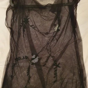 Fest kläder - Ny Tun svart plag med broderi size 42/44 åhlens 70 kr. Svart med vita prickar size 38 Ginatricot använd 2 gånger 30 kr. Vit med svart band size XL från Malta 30 kr.betalning sker med swish eller kontanter.