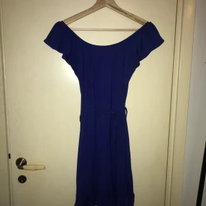 Blå klänning - Jag säljer min blåa klänning. Använd ett par gånger men inte under senare tid. Är i bra skick och har inga skador eller fläckar. Klänning kommer dock lukta rök vid leverans pga mitt hushåll och bör därför tvättas före användning! Frakt tillkommer