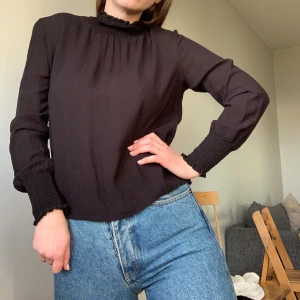 Blus &other stories - Sååå gullig blus från &other stories smocked polo och vid ärmen, liiite see through. Storlek 38 men skulle säga att den passar xs-s. Skickar och möter i malmö🦋
