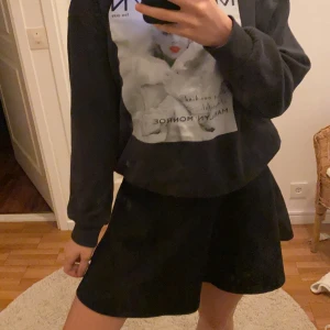 Svart kjol🖤🖤🖤 - En söt svart kjol, skitsnygg att matcha till ett par svarta nilånstrumpbyxor och en sweatshirt som jag bär på bilden✊🏼✊🏼toppenskick💕💕