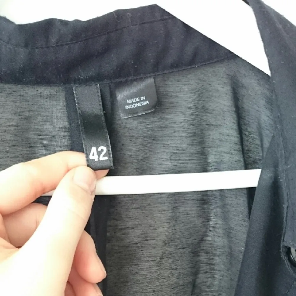 Skön halvtransparent skjorta från H&M. Strl 42, så ganska stor och lång, själv har jag använt den som en skjortklänning, men på en längre människa skulle det nog bara vara en normallång skjorta.. Skjortor.