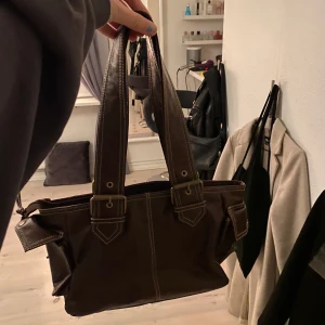 Mörkbrun väska - Superfin mörkbrun rymlig väska som inte används längre. BUDGIVNING, buda privat! Alla bud är exkl frakt. Bud just nu: 280kr. Köpare står för frakt! 