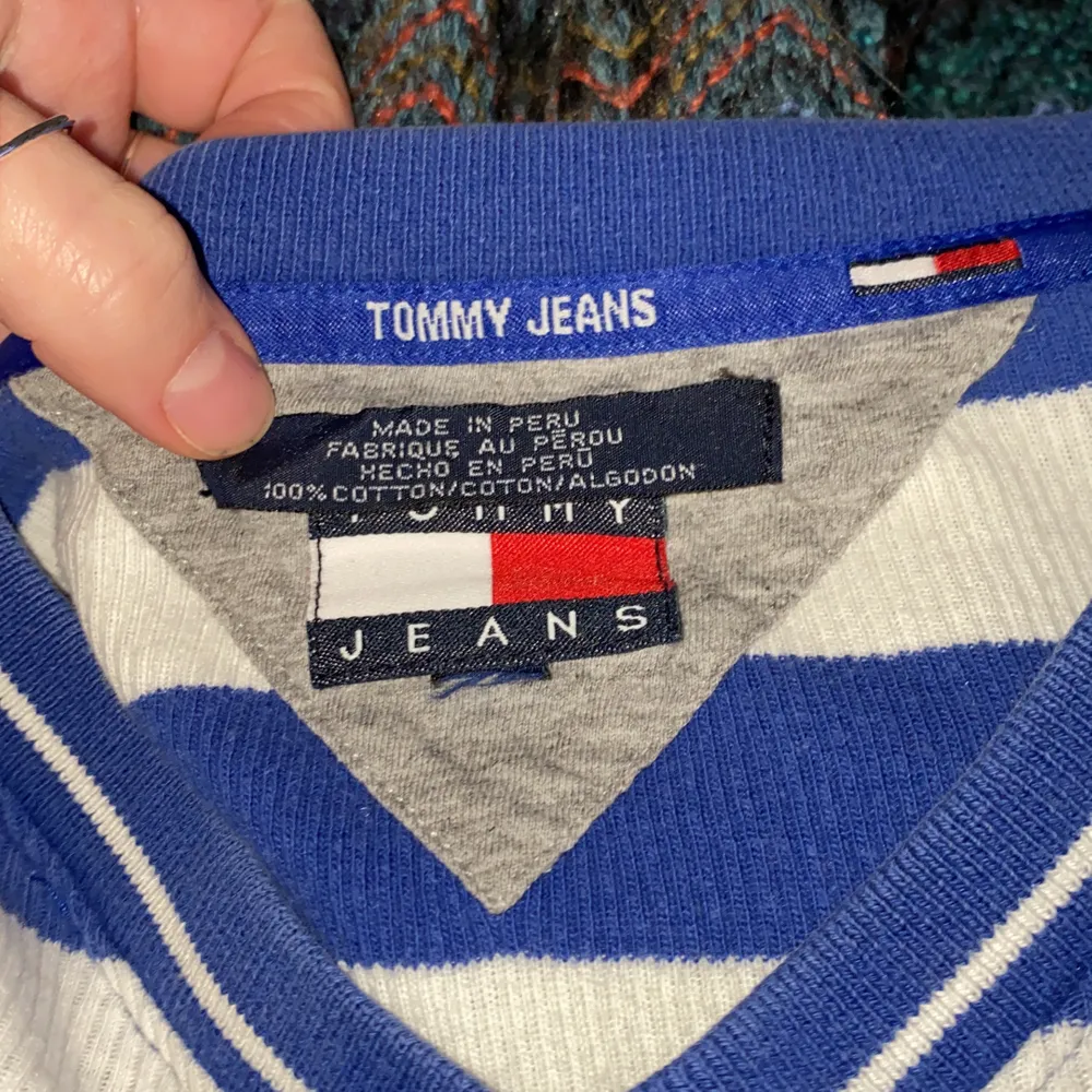 Långärmad tröja med märket tommy jeans. Vet inte om den är äkta, då den är köpt second hand. Den är väldigt lös i armarna och rätt så pösig, vilket gör den så bekväm. Står ingen storlek, men skulle säga att den är storlek M-L.  oversize och lite 90s vibe! Säljer eftersom att den inte kom till användning 💗 skriv privat för fler bilder! . Tröjor & Koftor.