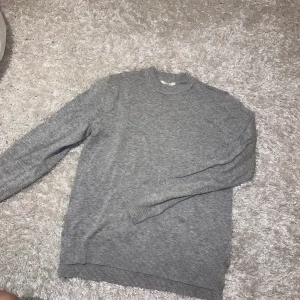 Finstickad Tröja - Finstickad supermjuk tröja från H&M, liten polokrage och en liten slits på vardera sida. Helt ny, endast testad, kommer inte till användning. Köparen står för frakten och pris kan diskuteras <3