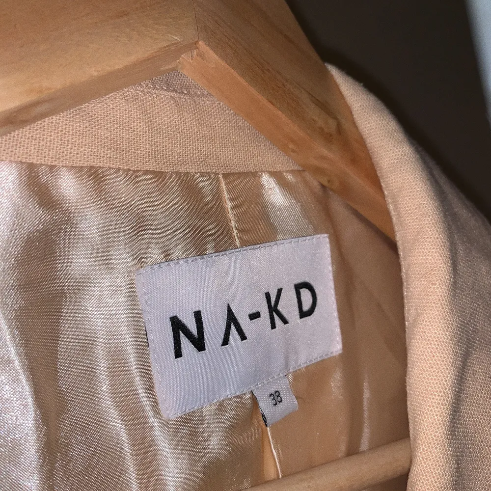 HELT NY LINNEKAVAJ! Kollektion med Mathilda Djerf x Nakd✨ Aldrig använd!!! säljs för byxorna som tillhörde var försmå :/. Kostymer.