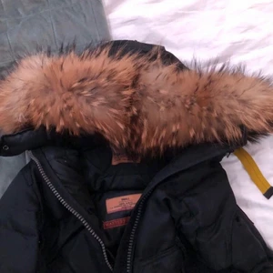 Parajumper longbear  - Nästan ny parajumper jacka i modellen longbear. Använd endast ett par gånger, som ny. Storleken är S. Skriv för fler bilder, sänker priset vid snabb affär :) buda på!