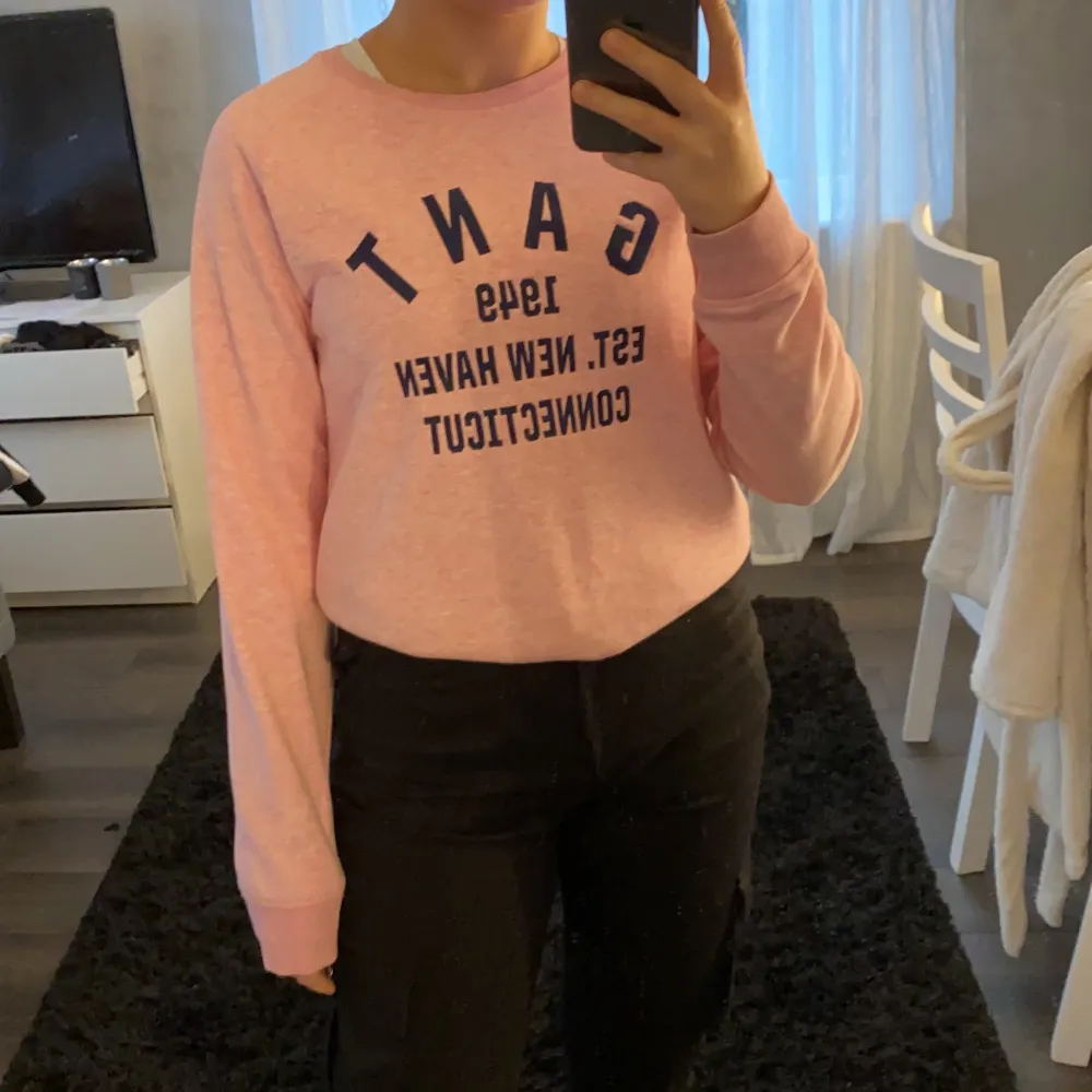 Jätte fin och skön rosa Gant sweatshirt. Passar bra till en tonåring. 170cm (15 years) köpt från gant butiken.. Tröjor & Koftor.