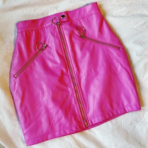 (fake)läderkjol 💕 - Kjol i fakeläder från dolls kill, oanvänd 🌸