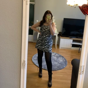 Vintage klänning med unikt mönster!  - En jättecool klänning med unikt mönster! Köpt vintage, väldigt stretchig, storlek S🧚🏻 Kan mötas upp eller skicka!