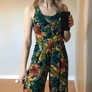 Fin jumpsuit - Köpte denna i en liten butik i Helsingör, okänt märke då det inte finns någon lapp. Men den är superfin, figursydd i skönt svalt tyg. 