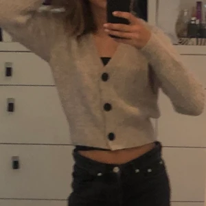 Söt stickad kofta - Säljer denna jättesöta stickade koftan från & other stories. Den är använd ca. 2 gånger och är som ny. Så fin, lite kortare, skönt stickad🥰 Jag är 174 på bilden