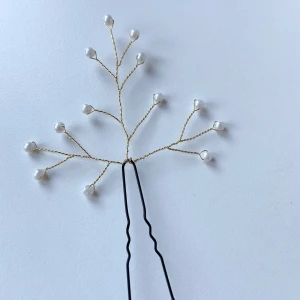 Handgjord hårnål guld - Material guld koppartråd och vita glasspärlor 