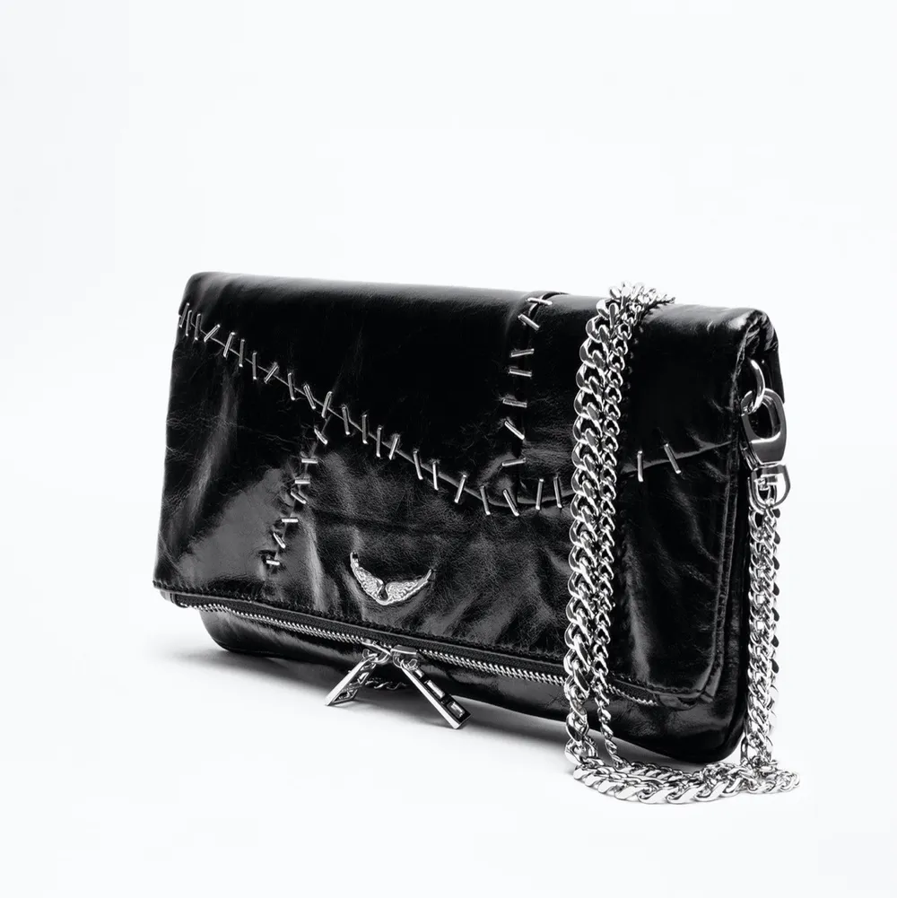 Säljer min skit coola limited edition rock staples zadig väska, helt slutsåld på hemsidan! Den är köpt från zadig hemsidan för 390 euro, taggar och dustbag medföljer! Den är i fint skick dock har zadig märket tappat sin färg lite. . Laukut & Käsilaukut.