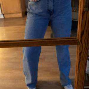 Ljusblåa jeans i superbra skick ändast använda en gång sitter bra i längden på mig som är mellan 168-170cm
