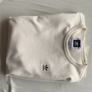 Adidas stickad tröja - Lite äldre och använd. Köpt i London 2017 men inte använd på länge. Skicket är 6/10 inga hål eller fläckar.
