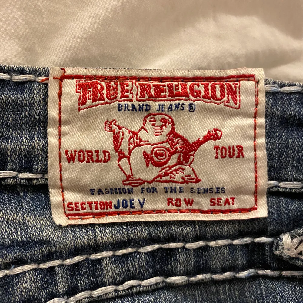 Jeans från true religion i storlek 27. Aldrig använda. De är lite utsvängda o väldigt lågmidjade. Bud från 350💕. Jeans & Byxor.