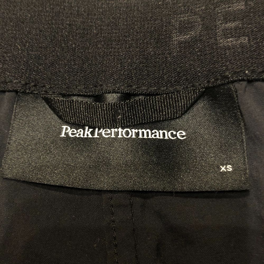 Nästan aldrig använda svarta snygga Peak Performance shorts. Med två fickor där fram och en ficka med dragkedja på baksidan. Köparen står för frakten och de betalas med Swish. Skriv privat för frågor eller fler bilder!💜✨. Shorts.