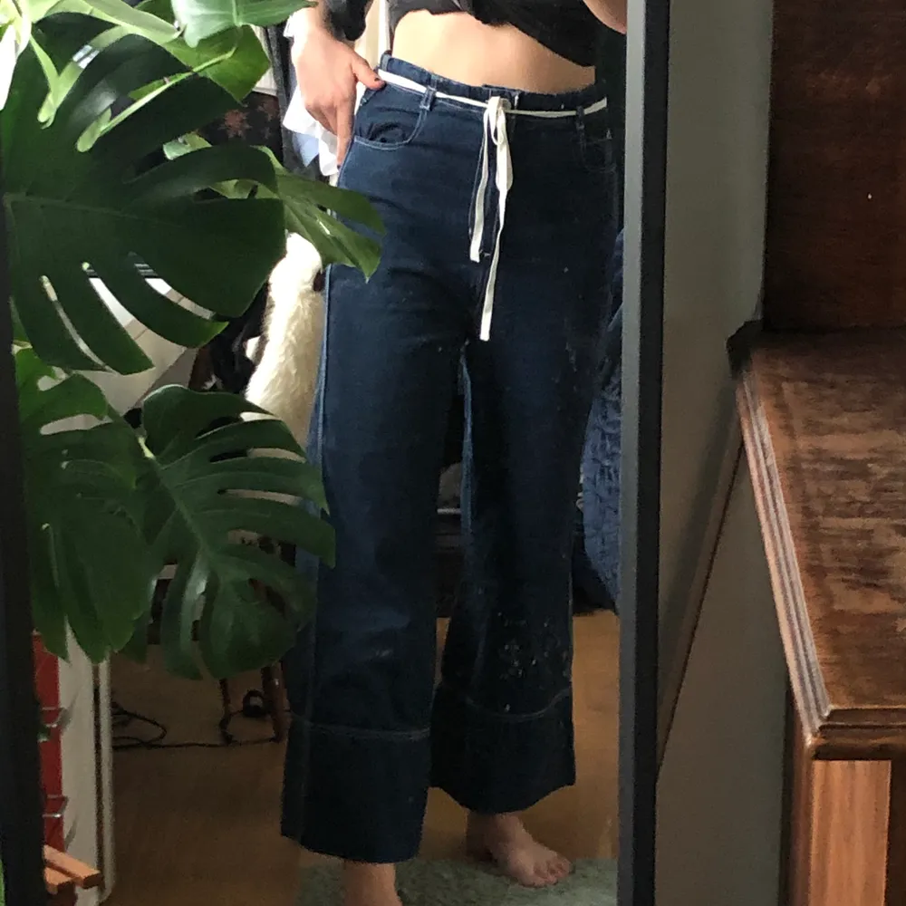 Ett par jättefina blåa jeans med vita sömmar från weekday. De är knappt använda då jag tyckte de var lite korta för mig (175cm) så de är i superfint skick!. Jeans & Byxor.