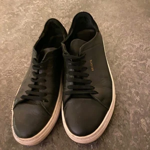 axel arigato skor - skor ifrån axel arigato, använda endast fåtal gånger i bra skick, hör av er för mer info eller frågor! frakt tillkommer 