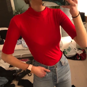 Röd halvpolo två kvartsärm tröja  - Röd tröja, bra skick. Pris kan sänkas vid snabb affär 