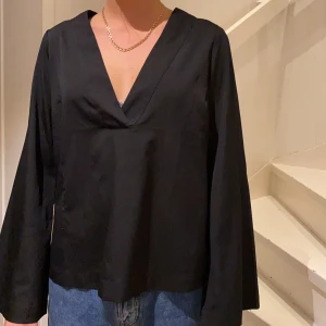 Svart blus - vida armar - Svart blus i silke material med vida armar från Gina Tricot. Storlek 36 som hon på bilden när vanligtvis också. Är i gott skick. 🥳 Köparen står för frakten men jag kan också möta upp i närheten