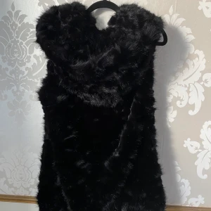 Pälsväst Zara strlk S-M - Pälsväst med stor luva, säljer pga aldrig använd. Köpare betalar frakt.