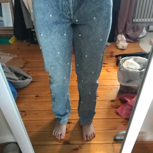 Monki jeans - Jeans från monki med pärlor på framsidan. Storlek 26. Använda men i fint skick och inga slitningar. Frakt tillkommer 