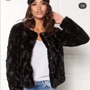 Svart fuskpälsjacka  - Svart kortare fuskpälsjacka från Vero Moda. Frakten ingår i priset.