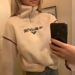 Quiksilver sweater strl s/m - Såå cool zippertröja med quiksilver loggan!! Jättemjuk och snygg! Strl s/m