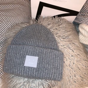 ACNE MÖSSA 🤎✨ - Säljer nu min acne mössa!! Den är köpt på NK bara för några veckor sedan! Super duper fin men passar inte till min jacka!! Knappt använd!! 🤎🤍 vid snabb affär kan priset ändras!! Kan mötas upp runt Jönköping. Annars står köparen för leveranskostnaden 