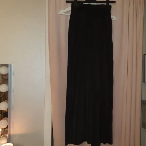 Veckade byxor - Veckade, vida byxor med resår i midjan. Från bikbok