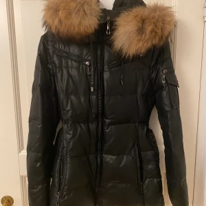 Hollies jacka - Jacka från Hollies • Storlek 34 / Small • Svart • Avtagbar päls på luvan • Avtagbart skärp i midjan • Bra skick, inga slitningar • Får gärna budas