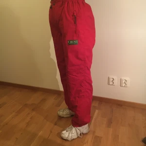 Cross sportswear överdragsbyxor  - Röda varma/fodrade överdragsbyxor. Har två fickor där fram. Passar S och kan passa XS men då blir de oversized.