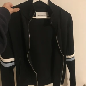 Calvin Klein kofta - Jag säljer min jättefina calvin klein ofta pågrund av att jag aldrig använder den, jätte bra skick 