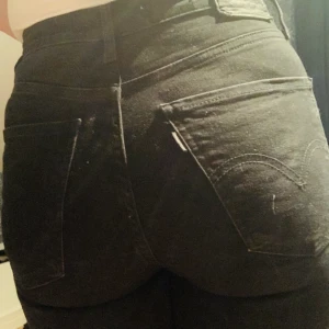 Levis mile high super skinny 27  - Tyvärr för små, svarta snygga kvalitetsjeans från Levis. Nypris kring 1000 kr 