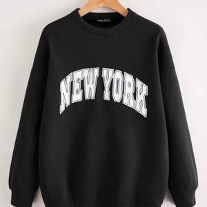 En super snygg svart oversized sweatshirt, har två derför är denna helt oanvänd derför i perfekt skick! 💖