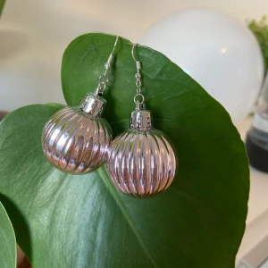 Örhängen julgranskulor - Örhängen julgranskulor- perfekt för jul & nyårsfirande 