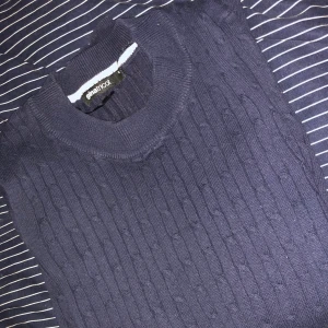 Blå stickad - En blå stickad tröja från ginatricot. Är i bra skick fast att den har blivit buren ett par antal gånger. Frakten ingår inte i priset!